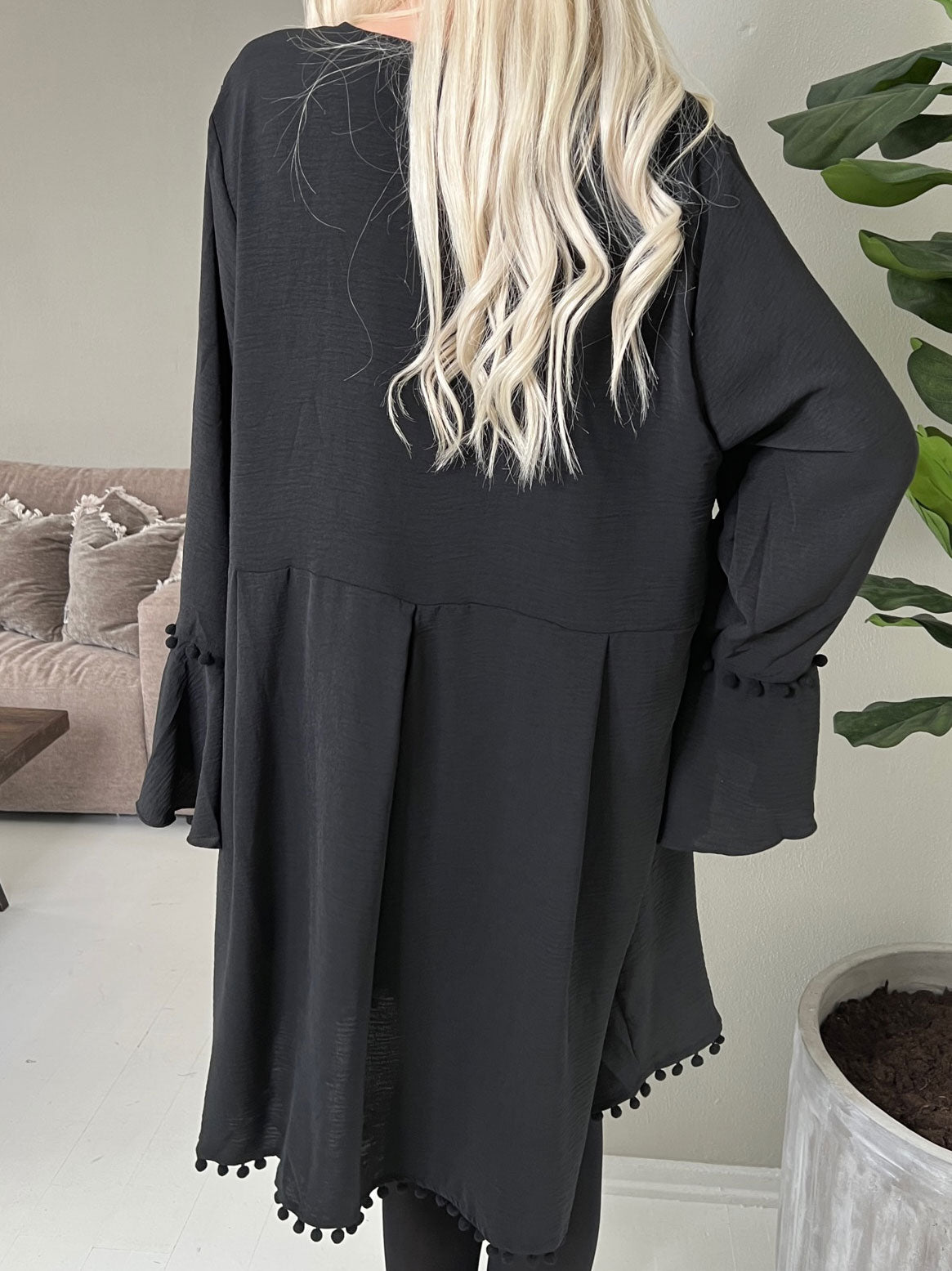 Matilda - Söt klänning med små pompoms